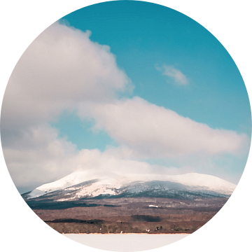 Besneeuwde bergtop in Hokkaido van Mickéle Godderis