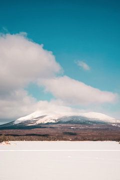 Besneeuwde bergtop in Hokkaido