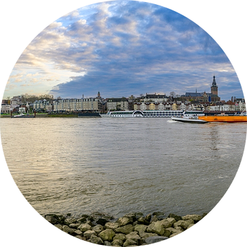 Skyline van Nijmegen aan de Waal tijdens zonsondergang van Sjoerd van der Wal Fotografie