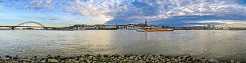 Skyline van Nijmegen aan de Waal tijdens zonsondergang van Sjoerd van der Wal Fotografie