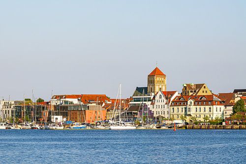 Uitzicht over de Warnow op de Nikolaikirche in de Hanzestad R