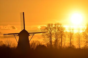Vurige molen bij zonsondergang van Mark Bolijn