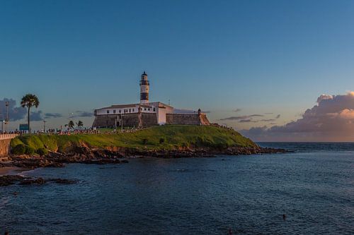 Zwart-wit beeld van Farol da Barra tijdens het begin van de schemering in de stad Salvador Brazil