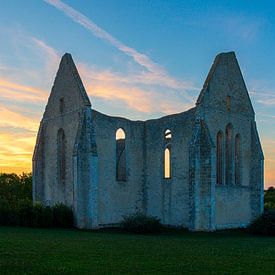 Ruïne bij zonsondergang van Jurjen Jan Snikkenburg