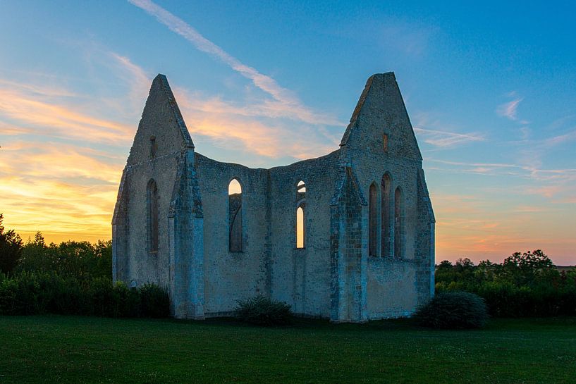 Ruin at sunset by Jurjen Jan Snikkenburg