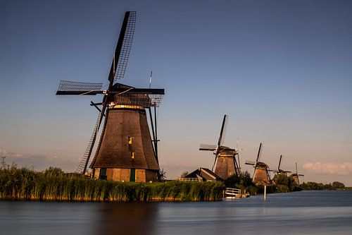 Windmolen in Nederland bij zonsopgang