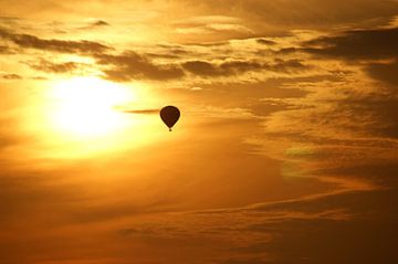 Hot air balloon at sunset van Jeroen van Deel