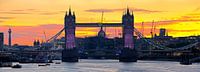 Panorama der Tower Bridge kurz nach Sonnenuntergang in London von Anton de Zeeuw Miniaturansicht