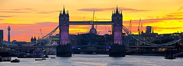 Panorama Tower Bridge vlak na zonsondergang te Londen