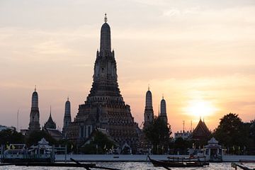 Wat Arun at sunset in Bangkok, Thailand by Piet Hein Schuijff