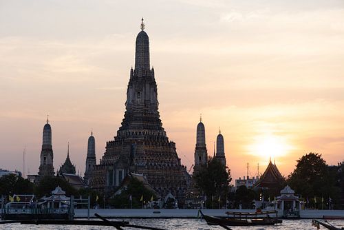 Wat Arun bij zonsondergang in Bangkok, Thailand