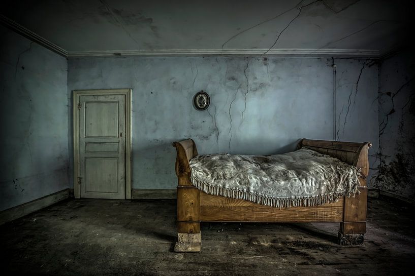 Schlafzimmer in verlassenem Bauernhaus von Gerben van Buiten