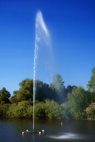 Water fountain in the Altmühlsee near Gunzenhausen by ManfredFotos