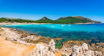 Pittoreske kust op het eiland Mallorca, strand Cala Angulla van Alex Winter