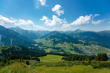Uitzicht op Kleinwalsertal vanaf Fellhorn/Kanzelwand van Leo Schindzielorz