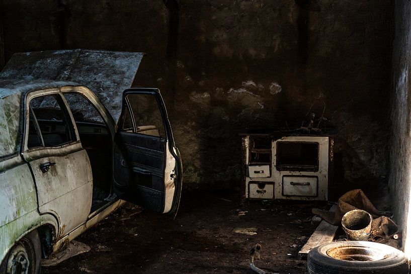 Urbex Stillleben mit Auto von Zoë Verbruggen