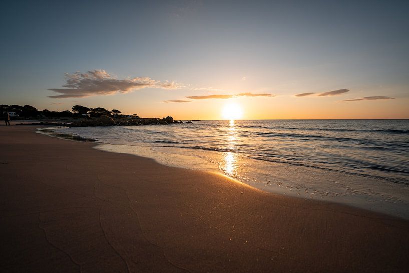Sonnenaufgang am Strand an der Küste Sardiniens von Leo Schindzielorz