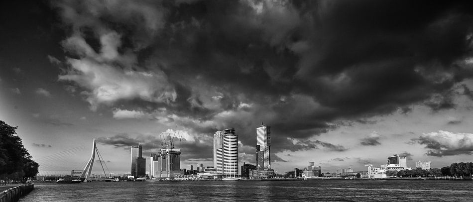 Skyline Rotterdam | Zwart-Wit van Mark De Rooij op canvas, behang en meer
