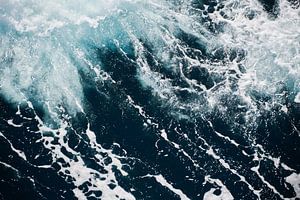 blau grüne Welle im klaren und kühlen Atlantik,  Draufsicht