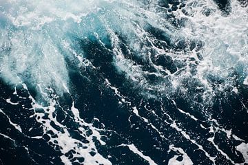 vague bleue verte dans l'Atlantique clair et frais, vue de dessus sur Stefan Dinse