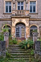 Het huis hiernaast.