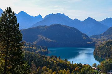Paysage de montagne idyllique avec une vue fantastique sur un lac de montagne sur LuCreator