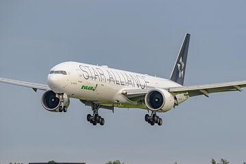 Landende Boeing 777-300 van EVA AIR uit Taiwan. van Jaap van den Berg