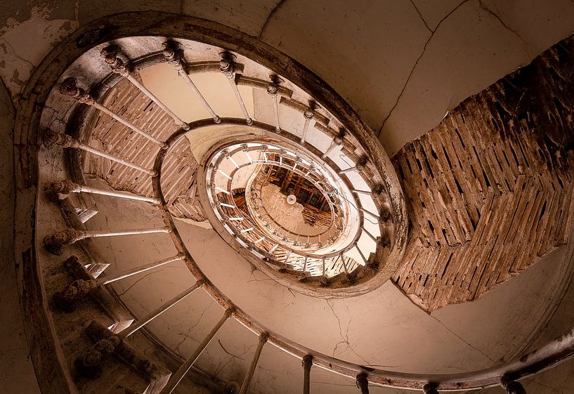 Verlassene Holztreppe. von Roman Robroek – Fotos verlassener Gebäude