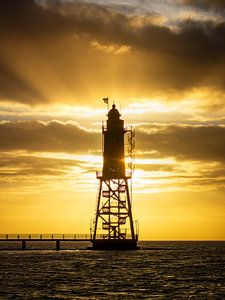 Leuchtturm an der Nordsee im Sonnenuntergang