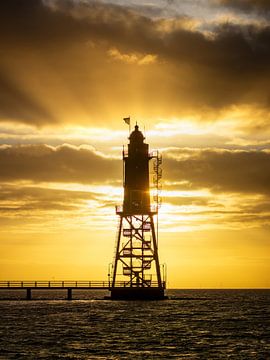 Leuchtturm an der Nordsee im Sonnenuntergang von Nils Steiner