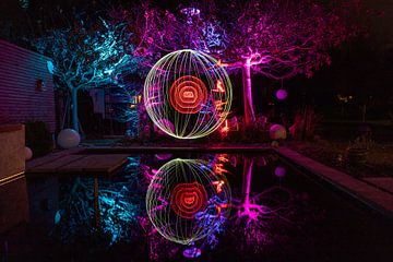 Lichtschildering met kleurrijk verlichte bomen van Reiner Conrad