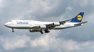 Landung einer Lufthansa Boeing 747-8 Passagiermaschine.