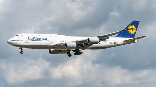 Landende Lufthansa Boeing 747-8 passagiersvliegtuig.