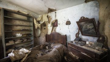 vervallen slaapkamer van een oude boerderij van roy colen