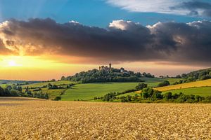 beau paysage, un champ de blé au coucher du soleil avec un château sur Fotos by Jan Wehnert