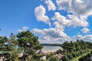 Ausblick zur Seebrücke in Binz mit Ausflugsschiff