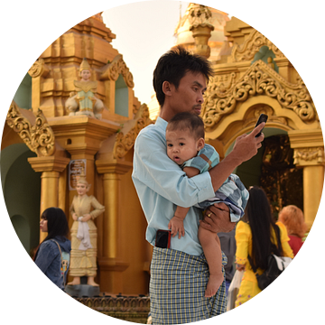 Vader met baby bij Schwedagonpagode in Yangon, Myanmar van Anouk van Eeuwijk