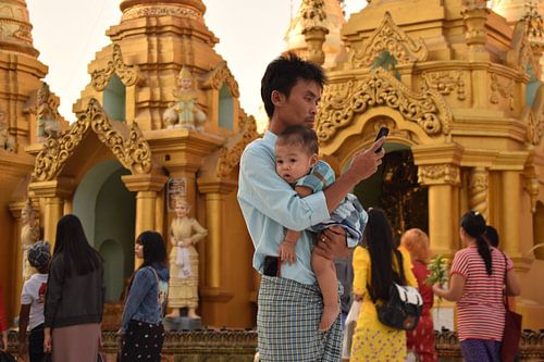 Homme avec bébé à la pagode Schwedagon à Yangon, Myanmar