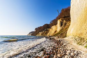 Kreidefelsen im Herbst an der Küste der Ostsee auf der Insel R