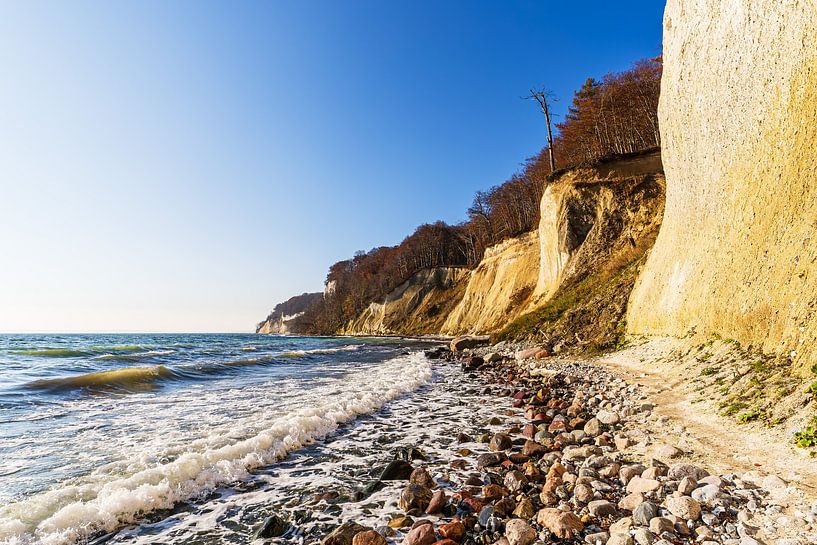 Krijtrotsen in de herfst aan de kust van de Oostzee op het eiland R van Rico Ködder