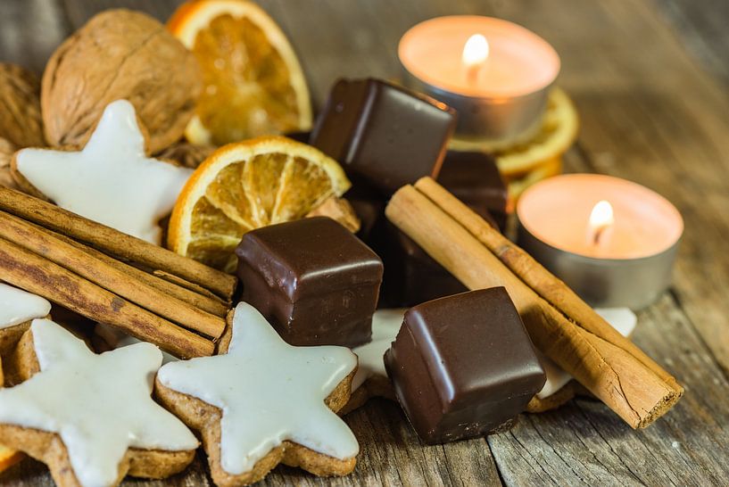 Advents- und Weihnachtskomposition aus sternförmigen Keksen von Alex Winter