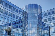 Kantoorgebouw met weerspiegeling in blauwe ramen van Rini Braber thumbnail