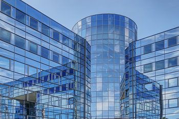 Immeuble de bureaux avec reflet dans des fenêtres bleues