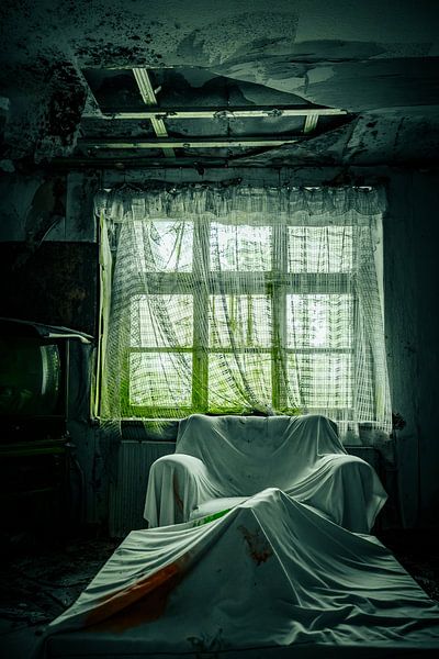 Verhülltes Geheimnis – Verlassener Wohnraum im Lost Place von InfiniteArtLabs