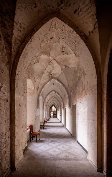 Korridor eines verlassenen Klosters von Vivian Teuns