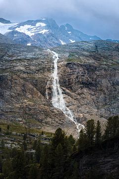 Wasserfall in den Bergen  mit Regenwolken von Jens Seßler
