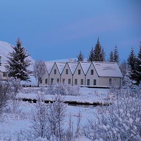 Häuser und Kirche in Island von Marcel Alsemgeest