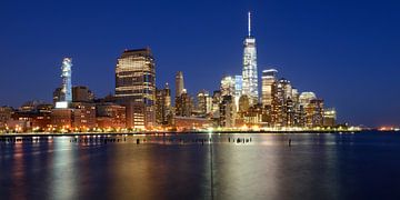 Manhattan Skyline in de avond, panorama van Merijn van der Vliet