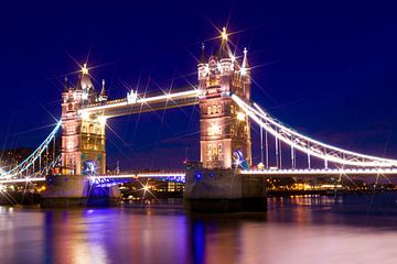 Tower Bridge by Night van Melanie Viola
