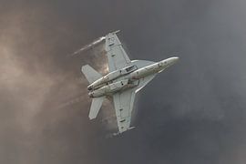 Eine Boeing F/A-18F Super Hornet mit eingeschaltetem Nachbrenner fliegt in halsbrecherischer Geschwi von Jaap van den Berg